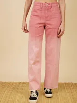Pantalón jean celeste de corte recto, con cintura alta y bolsillos frontales tipo parche.