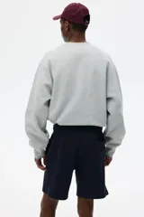 Short de felpa liviana de algodón, color azul marino, de corte regular con cintura elástica, bolsillos laterales y un bolsillo de parche en la parte trasera.