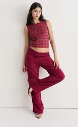 Pantalón de fibrana con estampado abstracto en tonos celestes, blancos y grises. Corte recto y holgado.