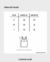 Musculosa blanca de morley con corte ajustado.