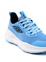 Championes de running Umbro modelo Dynamen para mujer, en color negro con suela blanca gruesa y detalles en celeste.