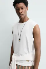 Musculosa de corte relajado con cuello redondo y sisas amplias. Presenta un pequeño bordado de plátanos en la parte inferior frontal.
