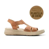 Sandalias bajas color marrón con plantilla de cuero, tiras de cuero caladas y ajuste elástico en el talón.
