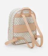 Mochila Viko con estampado geométrico de triángulos en tonos beige y blanco. Presenta un bolsillo frontal con cierre, detalles en color nude y un colgante de pompón de peluche desmontable. Cuenta con correas ajustables y cierre principal con cremallera.