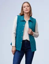 Chaleco verde azulado con diseño capitoneado, cuello con solapa, abertura frontal con botones dorados y bolsillos delanteros.