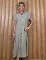 Vestido midi verde militar de rayas verticales blancas, con cuello alto con volados, mangas cortas con volados y cierre frontal completo de botones.