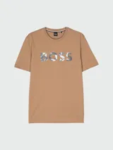 Remera blanca de algodón con logo BOSS estampado en el frente con efecto de camuflaje en tonos grises. Corte regular fit.