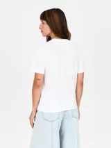 Remera de algodón color celeste con estampa frontal circular que incluye texto y diseño floral.