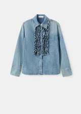 Camisa de denim estilo vaquero, con cuello camisero, manga larga con puños abotonados, cierre frontal con botones y detalle de volantes en el frente.