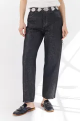 Pantalón de jean negro con lurex plateado, corte mom jean y tiro alto.
