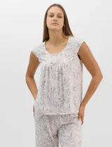 Pijama compuesto por remera sin mangas con escote redondo, botones frontales y detalle de puntilla, acompañado de un pantalón capri con cintura elástica. Presenta un estampado floral en tonos rosados sobre base gris.