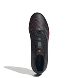 Championes de fútbol Adidas Predator League Turf, color negro con detalles en rojo. Diseñados para superficies sintéticas, cuentan con capellada sintética texturizada para un mejor control del balón y suela especializada para tracción en césped artificial.