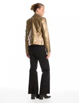 Chaqueta tipo biker de eco cuero con acabado metalizado dorado. Presenta cuello con solapa decorado con ribete bordado de pedrería y strass, cierre frontal asimétrico con cremallera metálica y bolsillos laterales funcionales con cierre.