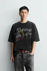 Remera de algodón con corte relajado, cuello redondo y mangas cortas. Presenta un efecto de lavado desgastado y un estampado frontal con motivos de suerte y casino.