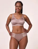 Bralette de microfibra color beige, con diseño de acabado invisible, pads removibles, tiras regulables y espalda en U. No posee aros.