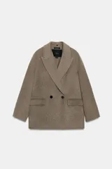 Chaqueta de corte recto confeccionada en mezcla de lana, color marrón topo. Presenta un cuello de solapa amplio con aplicación de pelo sintético desmontable, cierre frontal cruzado con botones y bolsillos laterales con solapa.