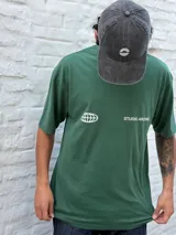 Gorro tipo gorra de béisbol color gris oscuro con efecto lavado, con un pequeño logo bordado en blanco en el frente.