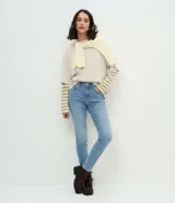 Pantalón de jean modelo skinny, de tiro alto y calce ajustado, con cierre frontal de botón y cremallera, presillas para cinturón y bolsillos funcionales.