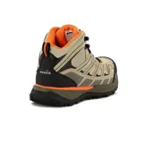 Bota de trekking de caña media, color beige con detalles en naranja y negro. Presenta cordones bicolores (negro y naranja) y suela gruesa con tacos para tracción.