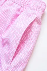 Short de baño rosa con estampado de lunares blancos, cintura elástica con cordón ajustable, bolsillos laterales y trasero con cierre, logo de la marca bordado en la pierna y suspensor de malla fina.