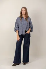 Camisa de corte oversize con estampado de pequeños corazones, cuello clásico y mangas largas abullonadas con puños ajustados.