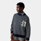 Sweater azul marino con rayas verticales blancas y logo bordado en el pecho. Corte oversize.