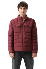 Campera puffer acolchada color bordó, con cuello alto, cierre frontal y dos bolsillos superiores con solapa y botón a presión.