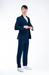 Ambo de corte comfort fit confeccionado en una mezcla de lino, viscosa y poliéster. El conjunto incluye un saco de dos botones con bolsillos laterales y un pantalón de corte recto, ofreciendo una textura suave y mayor resistencia a las arrugas que el lino tradicional.