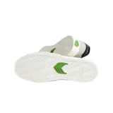 Championes urbanos Cariuma Naioca Pro, color blanco con detalles en negro.