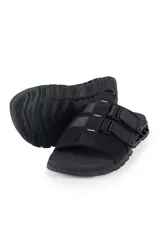 Sandalias tipo ojotas Kenner Rakka Yaki color negro, con doble tira de ajuste con velcro y suela anatómica con diseño texturizado.