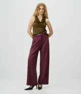 Pantalón wide leg de crepé color bordó, con caída recta, cintura con pasadores y bolsillos discretos.