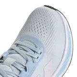 Championes de running Adidas modelo Questar 3, con diseño en tonos celestes y detalles en rosado. Presentan una estructura de malla transpirable, entresuela con amortiguación y suela de goma resistente.