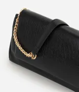 Cartera shoulder grande de Satinato color beige, confeccionada en PU con textura símil cuero. Cuenta con solapa frontal con cierre de botón magnético, detalles metálicos en tono dorado claro y asa de cadena metálica.