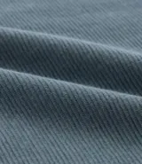 Remera celeste de algodón acanalado, corte slim fit, cuello redondo y mangas cortas.