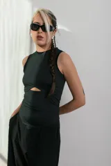 Musculosa negra ajustada al cuerpo con corte en la zona del abdomen.