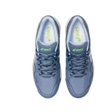 Championes Asics Gel Dedicate 7 Clay negros para hombre, diseñados para tenis. Confeccionados en cuero sintético para mayor sujeción y estabilidad. Suela envolvente y tecnología Trusstic para movimientos laterales seguros.