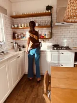 Chaleco de cuero con estampado de vaca, detalles de punto cruz y flecos.