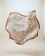 Pañuelo cuadrado de seda natural con estampado artístico de manchas abstractas en tonos tierra y gris, con borde ancho en color marrón.