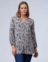 Blusa estampada con cuello a la base, escote en V y abertura con botones. Manga ¾ con puño elastizado.