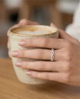 Anillo de plata 925 con diseño de símbolo infinito entrelazado, adornado con pequeñas circonias brillantes.