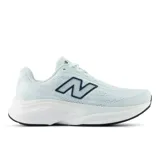 Championes New Balance modelo Kahia, color celeste claro con detalles en azul marino, ideales para running. Presentan una capellada de malla transpirable y una suela blanca con detalles negros.