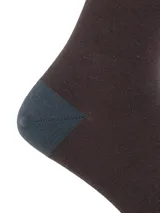 Calcetines largos marrones con puntera y talón azul oscuro. Presentan una banda azul oscura con el logo RKF en la parte superior.