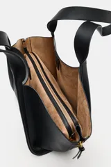 Bolso de hombro maxi shopper negro, con detalle de cremalleras en los laterales, doble asa de hombro y cierre con botón imantado.