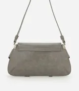 Cartera modelo baguette de tamaño pequeño, con formato estructurado, tapa delantera y detalles de hebillas decorativas. Cuenta con asa para hombro e interior forrado con compartimento.