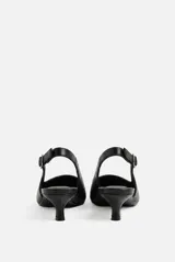Zapato de tacón bajo negro, estilo slingback con punta fina y tira ajustable en el talón.