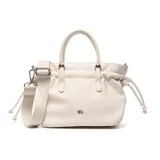 Cartera chica tipo morral color beige, confeccionada en símil cuero, con doble asa de mano y correa larga ajustable y desmontable. Cuenta con detalles de cordones laterales y herrajes metálicos plateados con el logo de la marca.