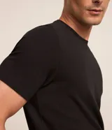 Remera slim de algodón negro con textura acanalada, cuello redondo y mangas cortas.