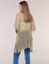 Poncho de tejido de punto abierto crochet con hilos metalizados de lúrex, color gris, ultra liviano, de silueta amplia y fluida, escote en V y mangas cortas integradas estilo capa.