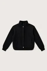 Abrigo negro de estilo bomber con cuerpo de tejido compacto y mangas de punto acanalado. Presenta cuello alto, cierre frontal con botones a presión y bolsillos laterales.