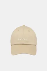 Gorra de seis paneles modelo Ecoalf, color beige, confeccionada en algodón orgánico con visera curva y logo de la marca bordado en el frente.